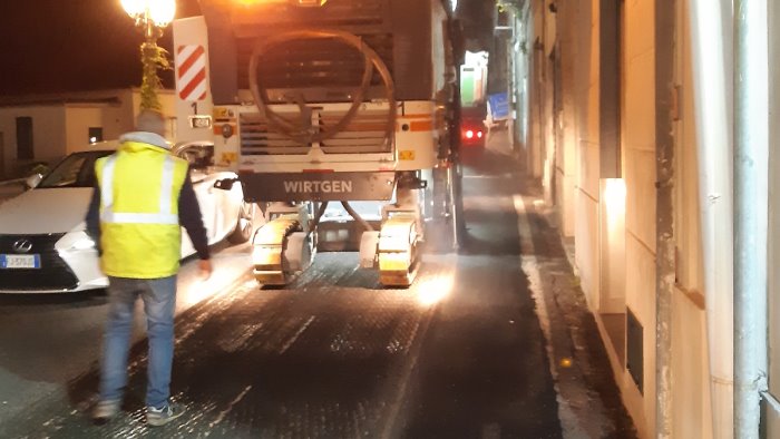procedono i lavori di pavimentazione sulla statale amalfitana