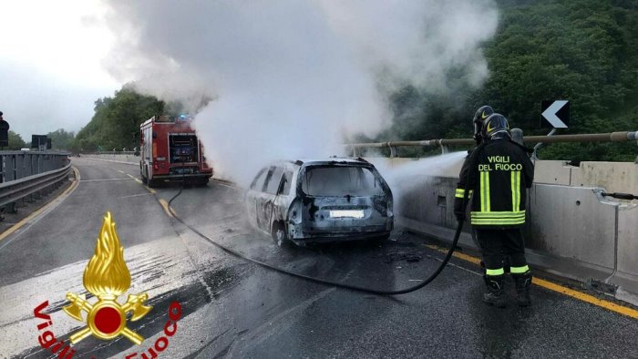 auto in fiamme sul viadotto paura per 4 operai