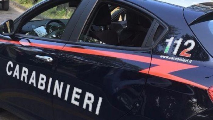 carabinieri alla ricerca di armi e droga nel napoletano