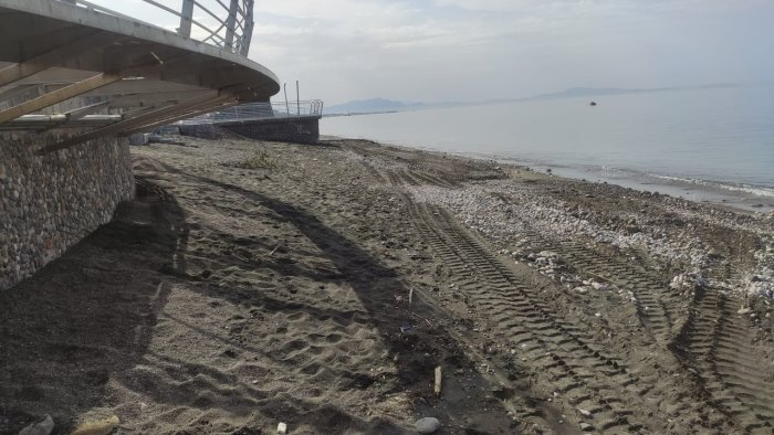 salerno prosegue lo spianamento delle spiagge