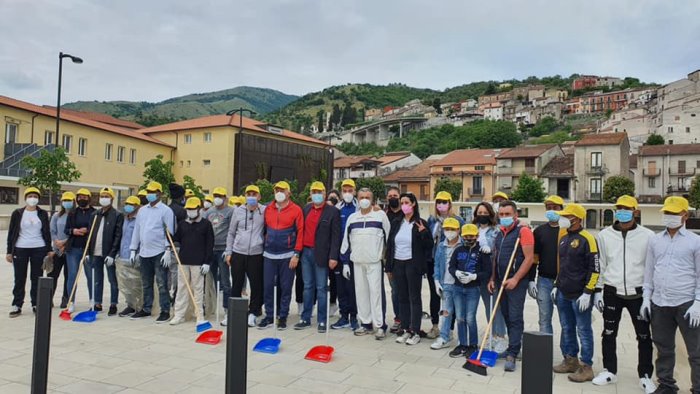 polla oltre 100 persone ripuliscono la citta per renderla ancora piu bella