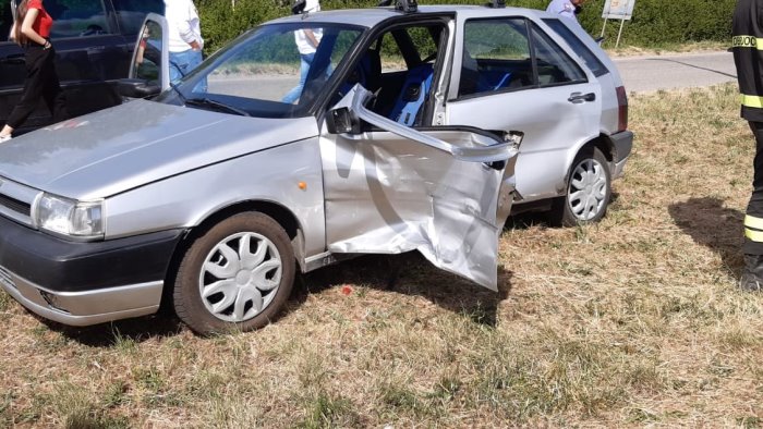 schianto nella rotatoria due auto coinvolte e un ferito