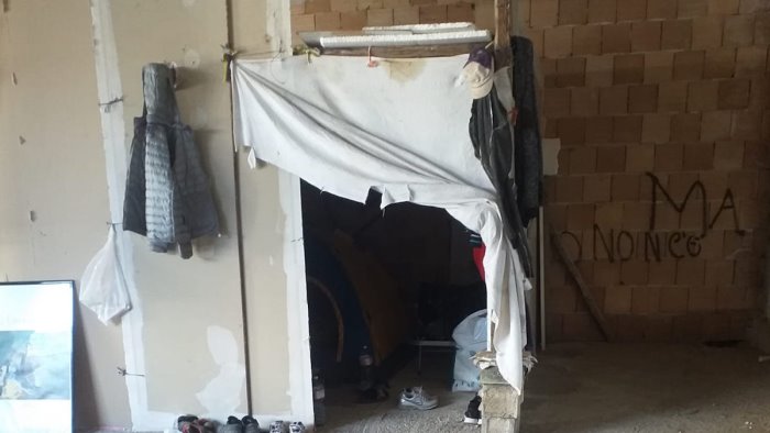 stranieri vivono in condizioni disumane blitz a eboli