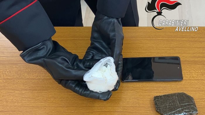 non si ferma all alt e getta la droga arrestato pusher