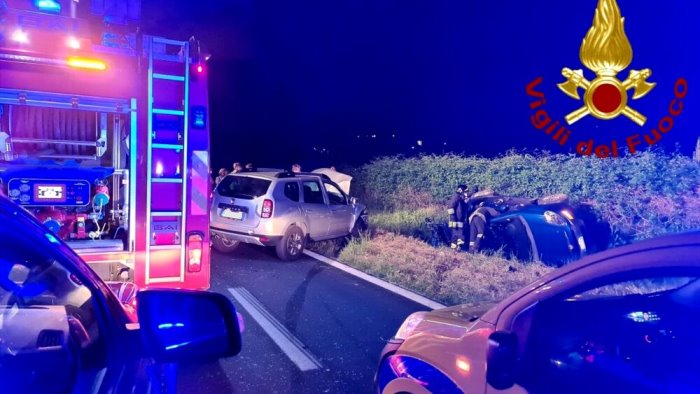 incidente sul raccordo auto finisce in un canale