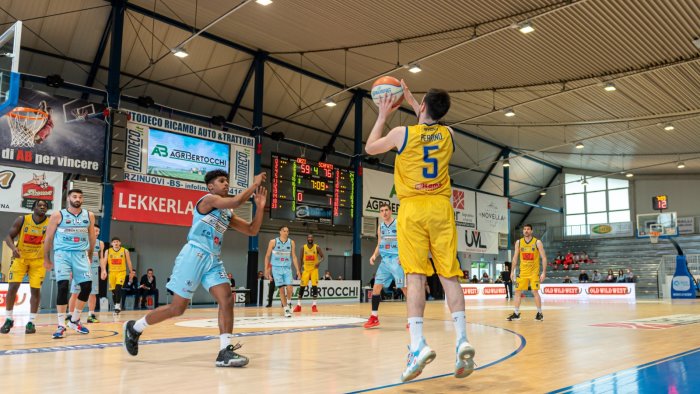 basket orzinuovi scafati 70 89 rossi playoff si riparte da zero