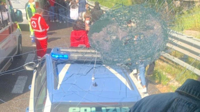 bus diretto da sapri a napoli colpito da un pezzo di un auto paura a bordo