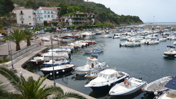 castellabate al porto non ci sono le telecamere polemica dei pescatori