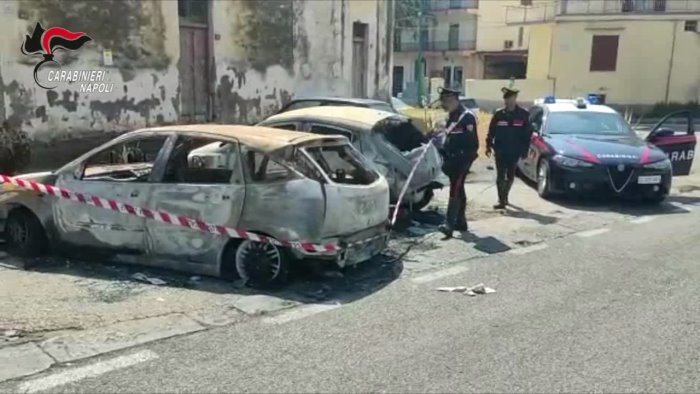 incendia quattro auto senza motivo carabinieri arrestano piromane della notte