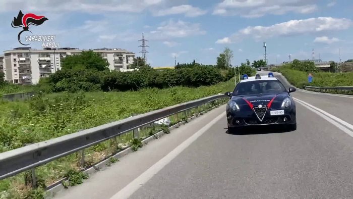l affianca e poi tenta di trascinarla in auto paura per una 14enne