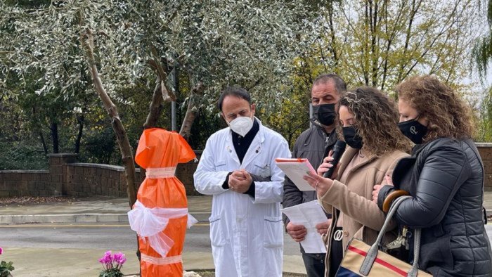 messa e lanterne in volo per ricordare chiara portata via dal covid a 17 anni