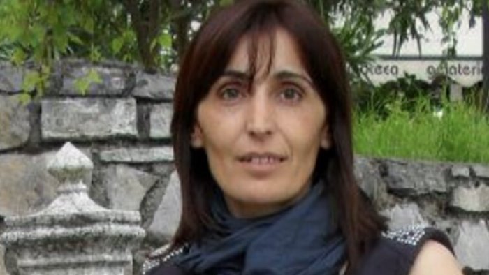 giallo insegnante uccisa dal treno non si esclude di riesumare la salma