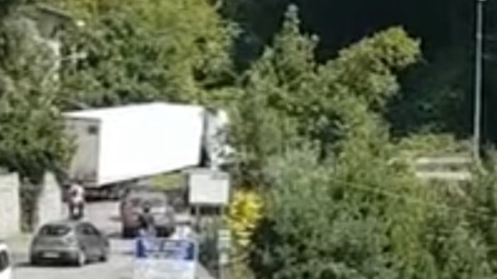 costiera tir di grosse dimensioni bloccato a castiglione di ravello