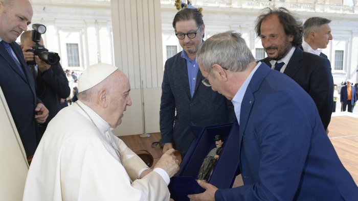 consegnato a papa francesco il riconoscimento speciale del premio charlot