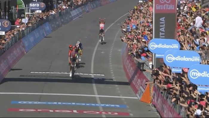 giro d italia a napoli trionfa de gendt lopez resta in maglia rosa