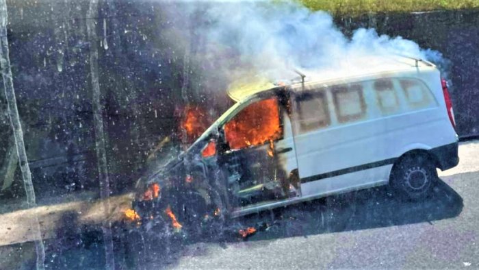 furgone in fiamme lungo l a16 napoli bari paura a baiano