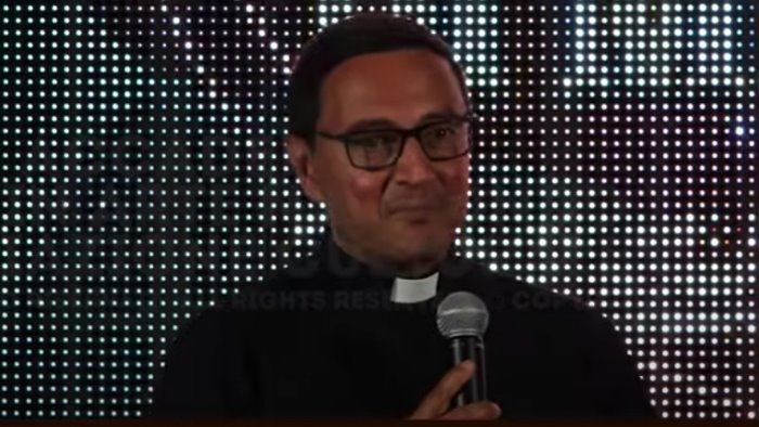 il covid torna ad uccidere in chiesa morto don tonino parroco di scario