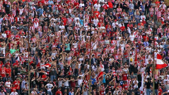 urla scimmie calabresi ai cosentini bufera su tifoso del vicenza