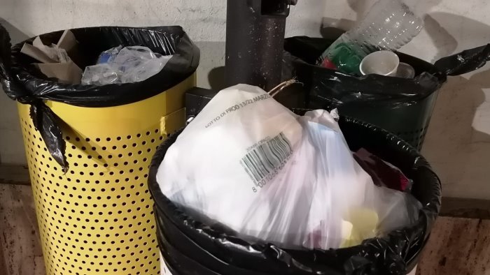 cestini stradali utilizzati per depositare rifiuti domestici via alle sanzioni