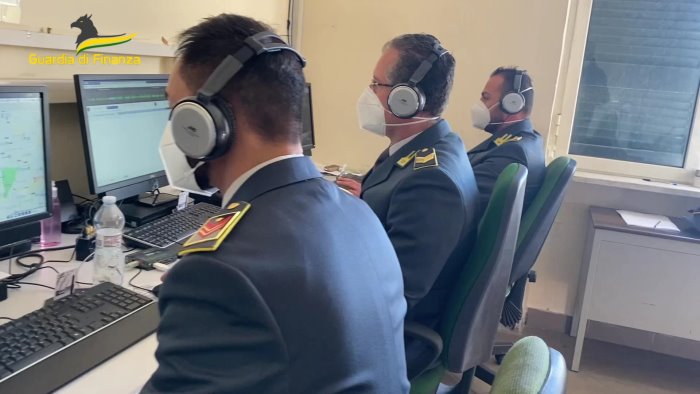 mazzette nell ufficio del giudice di pace arrestati avvocati e cancellieri