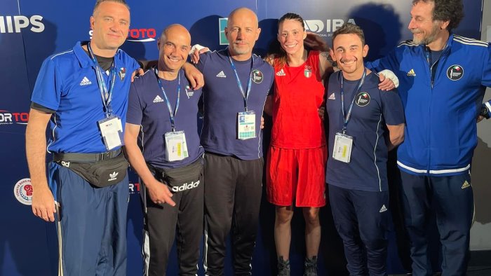 Campeã Indiana De Boxe De Peso-solteiro Em Vitória De Classe Feminina No  Campeonato Em Formação De Tricolor Na índia Ilustração do Vetor -  Ilustração de treinamento, fêmea: 226523276