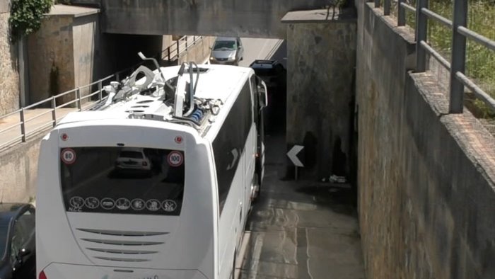 capaccio bus va a sbattere contro un cavalcavia troppo basso