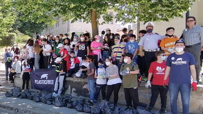 grottaminarda gli alunni del d aquino e plastic free ripuliscono i giardini