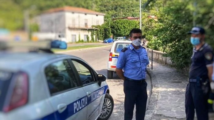 si stende sui binari in attesa del treno tragedia sfiorata a nocera superiore