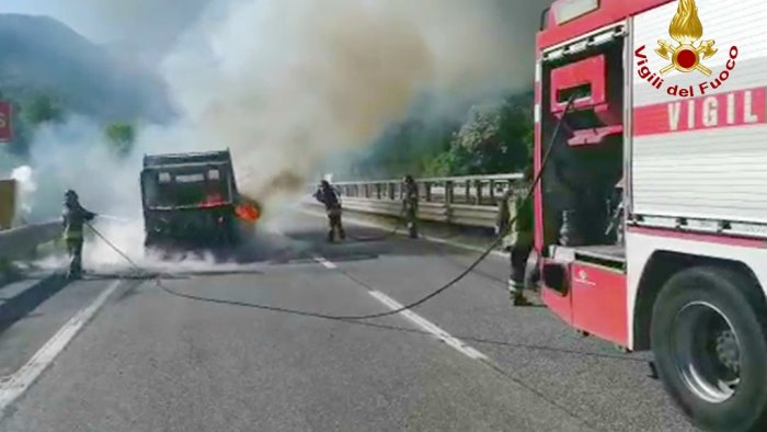 autocarro in fiamme sul viadotto acqualonga chiusa la corsia dell a16