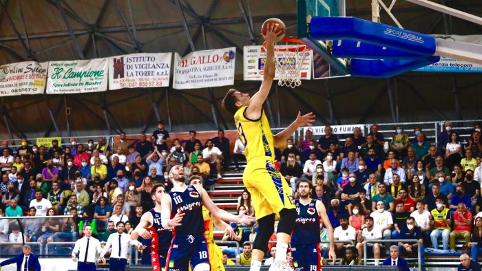givova scafati basket rossi vinta la battaglia dell energia