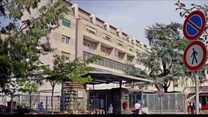 follia e violenza al pronto soccorso il tampone fa male e picchia il medico