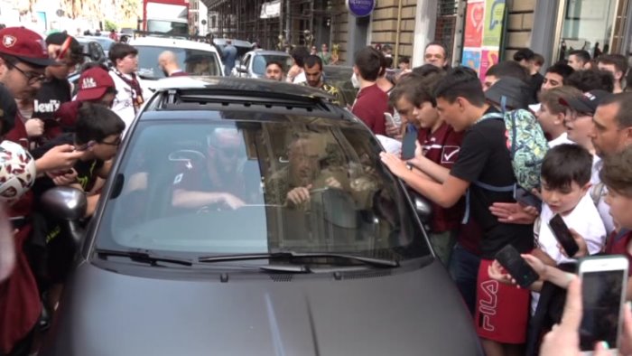 video salernitana che gioia l auto di ribery bloccata da due ali di folla