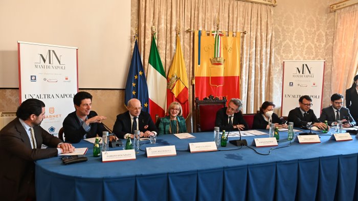 l associazione le mani di napoli presenta le attivita a regione e comune