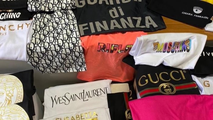blitz della finanza al mercato di cava sequestrati abiti falsi per 15mila euro