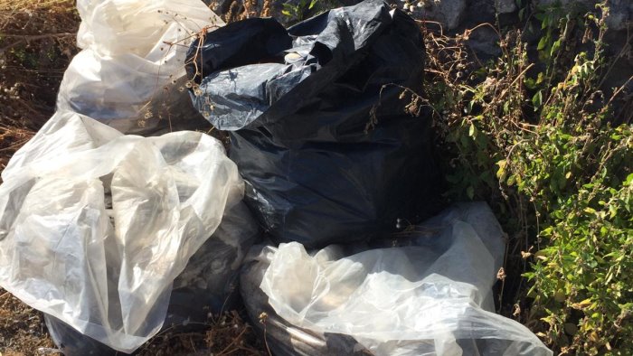 abbandona rifiuti speciali per strada a scafati diffidato e sanzionato