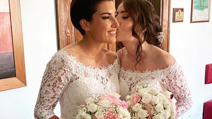 a montoro la prima unione civile trionfa l amore tra rossella e valentina