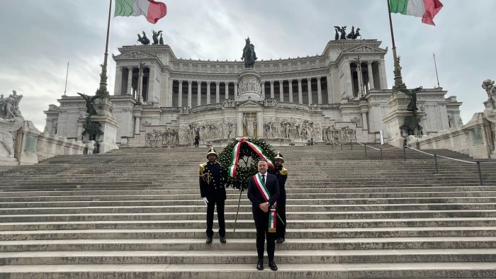 roma il sindaco di pellezzano deposita la corona di alloro al milite ignoto