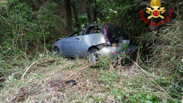auto finisce in un burrone paura per una 40enne ad ogliastro cilento