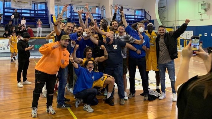 basket virtus bava pozzuoli e festa per la salvezza in serie b