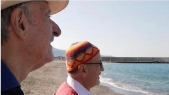 sorrento il duo lauro gabriele presenta al comune a canzone e surriento