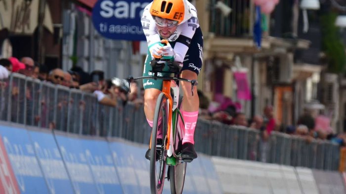 healy vince l 8 tappa del giro leknessund resta in rosa
