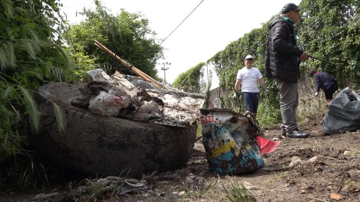 veleni nel sabato legambiente e volontari ripuliscono l area del valleverde