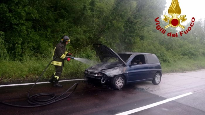 auto in transito prende fuoco paura a cassano irpino
