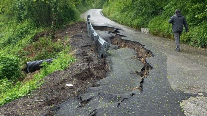 l asfalto sulla frana in corso la denuncia del gruppo progetto aiello