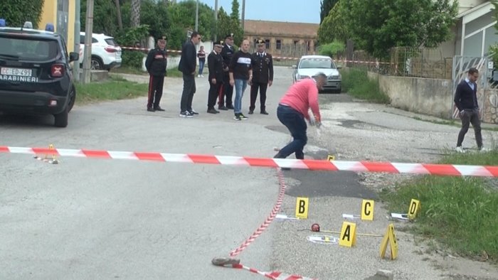paura a capaccio paestum agguato a colpi di pistola ferita una 46enne