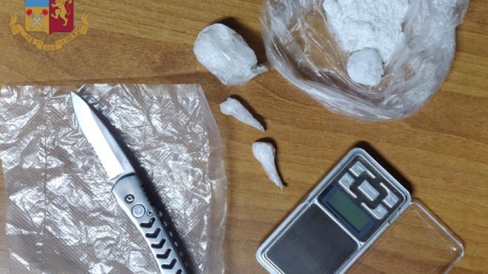 ischia presi bonny e clide della droga spacciavano in auto