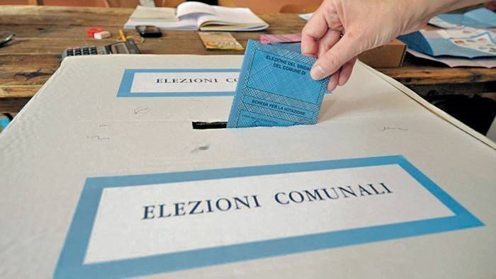 ballottaggi affluenza giu alle 12 alle urne un elettore su dieci