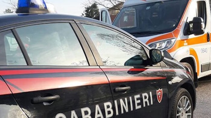 aggredisce la moglie e minaccia i carabinieri con le forbici arrestato