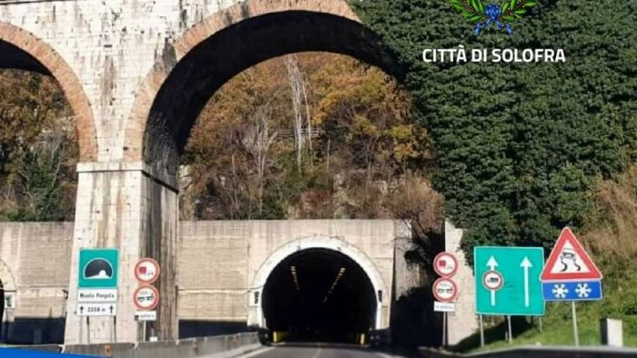 solofra chiude di notte la galleria monte pergole disagi in vista sul raccordo