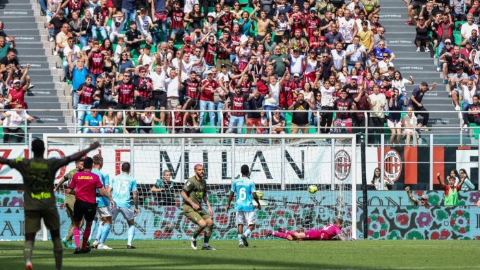lo scontro champions va al milan 2 0 contro la lazio